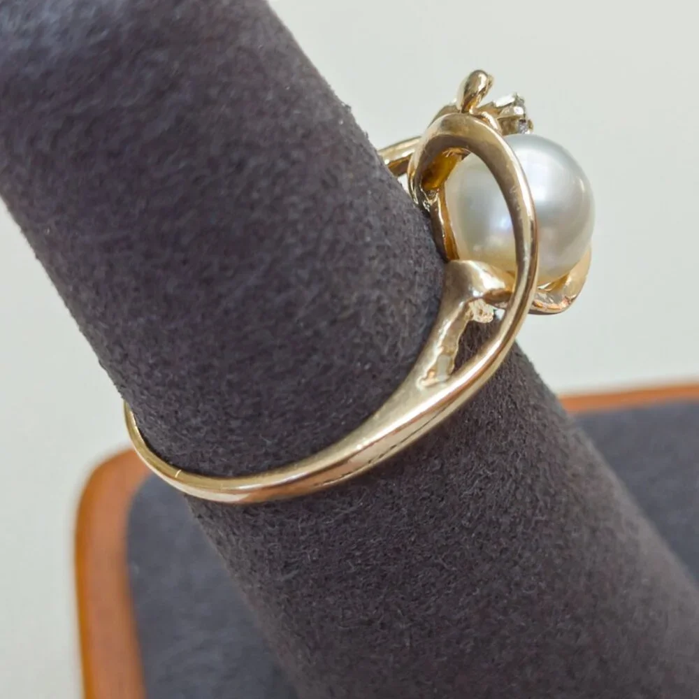 14K Gold Pearl Ring with Diamond Flower Accent - Picture 5 of 15